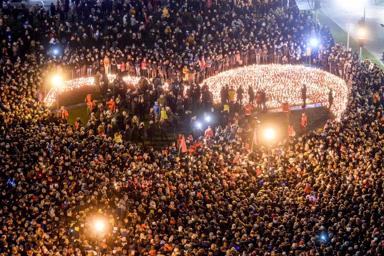 Największe serce świata dla Pawła Adamowicza zostało ułożone ze zniczy na placu Solidarności w Gdańsku