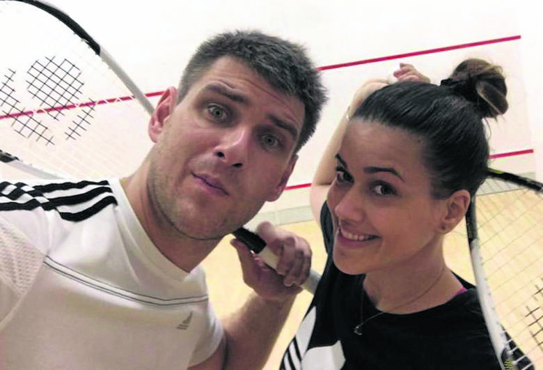 Podczas lekcji gry w squasha z partnerką Sarą.