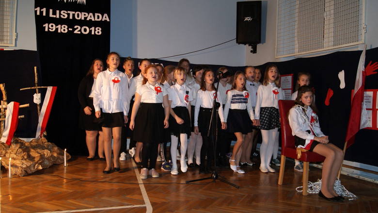 Akademia z okazji stulecia odzyskania niepodległości w Szkole Podstawowej nr 1 w Skierniewicach