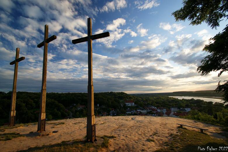 Krzyże wzniesiono, by podziękować Bogu za zakończenie zarazy cholery z początku XVIII w. Dziś to najlepszy punkt widokowy na Kazimierz Dolny.
