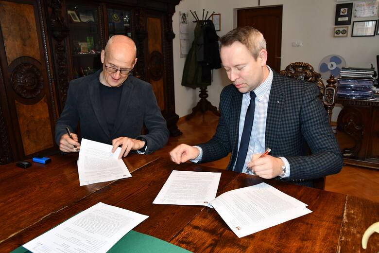 Burmistrz Sulechowa Wojciech Sołtys podpisał umowę z biurem projektowym ESKO-CONSULTING sp. z o.o. z siedzibą w Zielonej Górze, reprezentowanym przez
