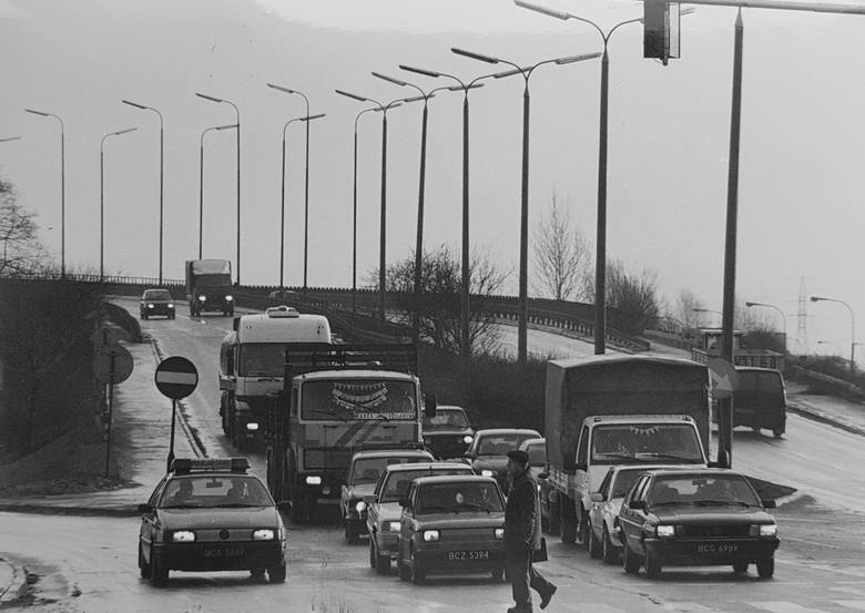 Wiadukt wzdłuż ulicy Wojska Polskiego, wiadukty Warszawskie, most Bernardyński, kładka Esperanto... Codziennie jeździmy i chodzimy w tych miejscach. <br /> <br /> <strong>Zapraszamy Was w podróż kilkadziesiąt lat wstecz</strong> - zobaczcie na archiwalnych zdjęciach, jak budowano/lub remontowano...