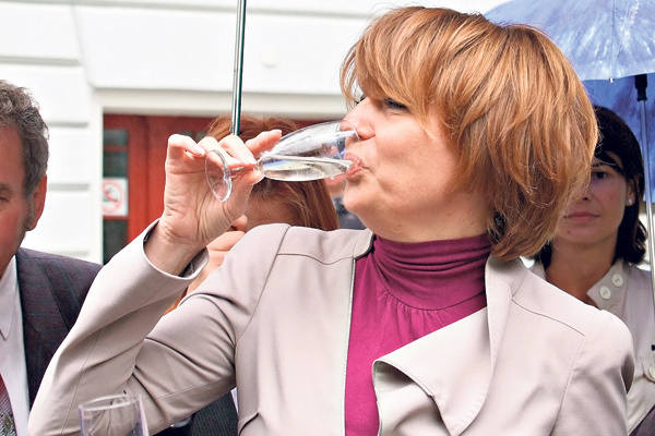 Za dzisiejszą pensję prezydent Zdanowska  mogłaby kupić 633 półlitrowe butelki wódki czystej 40  procentowej.  Przeciętnemu łodzianinowi musiałoby  wystarczyć 166 butelek. 