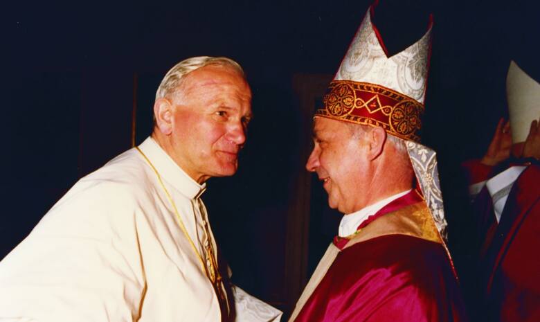 Stanisław Szymecki z Janem Pawłem II po święceniach biskupich