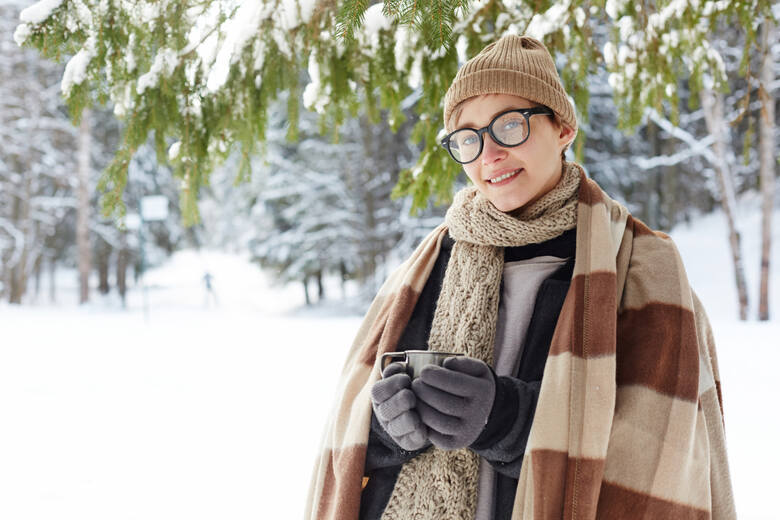 Kobieta w okularach w zimowe scenerii