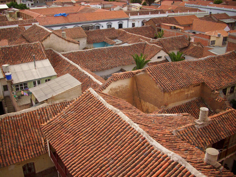 Czerwone dachy starówki w Sucre.