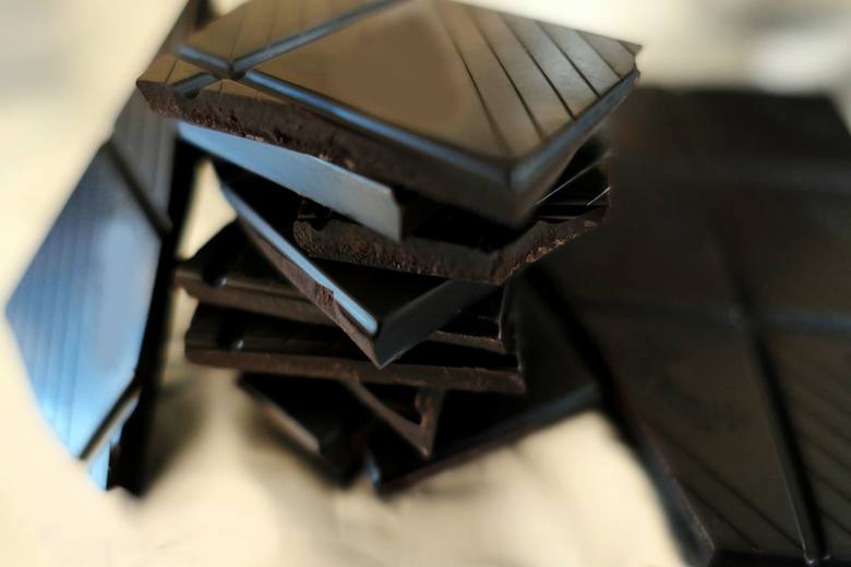 Codzienne zjadanie 2 kostek czekolady o zawartości 60-70 proc. kakao to przyjemny sposób na obniżenie zarówno ciśnienia krwi, jaki i nasilenia stanu zapalnego w organizmie. <br /> <br /> W badaniu portugalskim dzienna dawka 20 g czekolady o zawartości 90 proc. kakao sprawiła, że po 30 dniach...