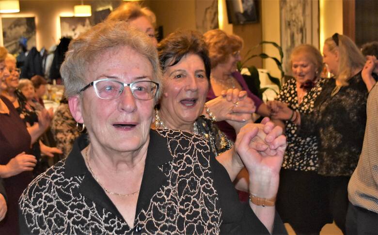 Seniorzy w Oświęcimiu bawili się jak młodziankowie na studniówce. Tak pożegnali karnawał 2023.