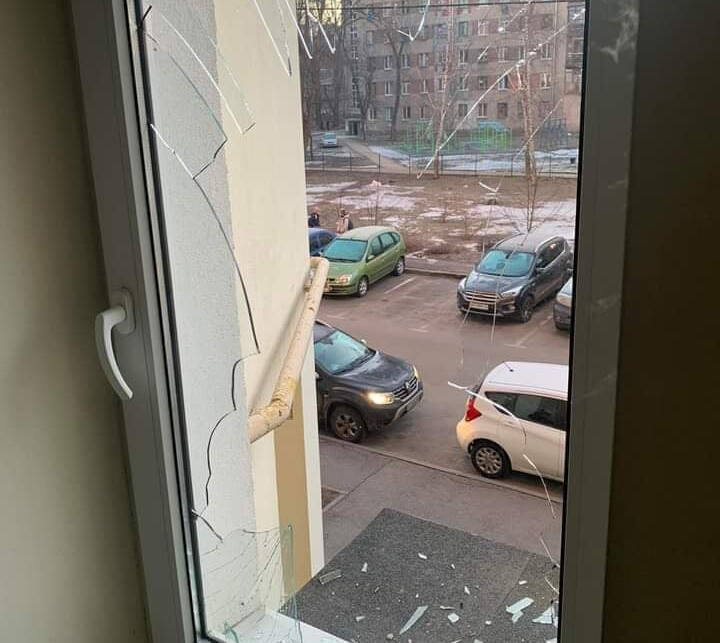 W wyniku ostrzały w Charkowie ucierpiały budynku cywilne. W domach są powybijane okna.