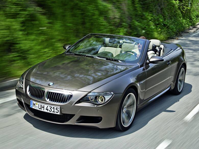BMW M6 - 5-litrowy silnik gwarantował 507 KM mocy, dzięki czemu auto rozpędzało się od 0 do 100 km/h w 4,2 sekundy. Prędkość maksymalną ograniczono elektrycznie