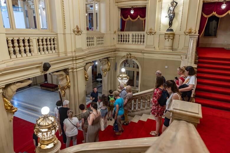  Eleganckie schody prowadzą na pierwsze piętro, gdzie podczas spektakli zasiadała krakowska elita