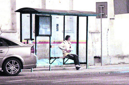Wieczorami prostytutki siedzą niemal na wszystkich przystankach autobusowych wzdłuż kwartałów ulic POW, Składowej, Traugutta, Sienkiewicza i Narutowicza.