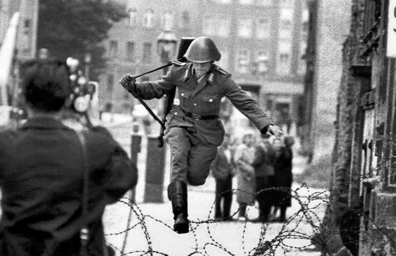 Początek lat 60. Enerdowski żołnierz ucieka do Berlina Zachodniego