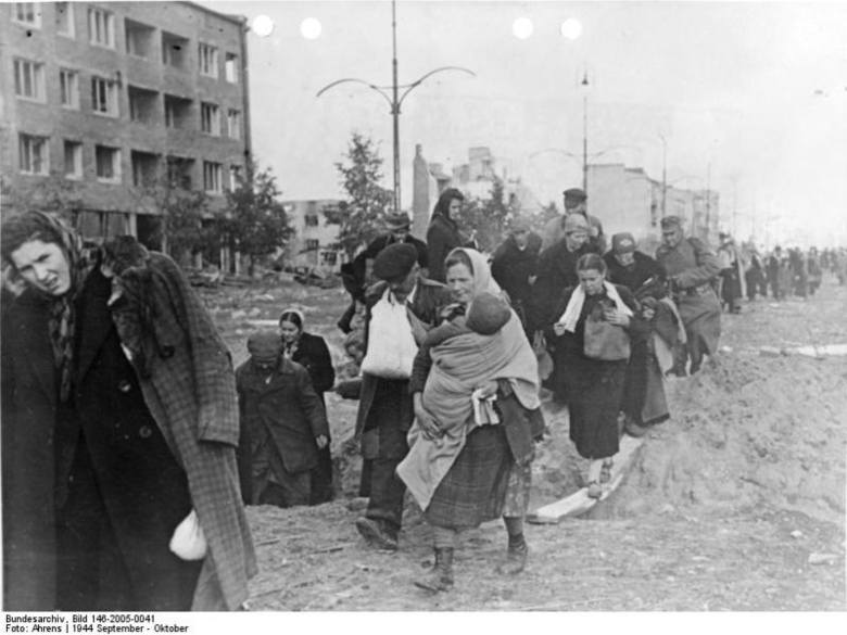 Ewakuacja ludności Mokotowa (zdjęcie przed budynkami przy ulicy Puławskiej 116 i 118)