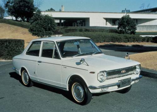 Fot. Toyota: Produkcję Toyoty Corolli rozpoczęto w 1966 r. Był to pojazd, którym firma starała się zaistnieć na europejskim rynku.