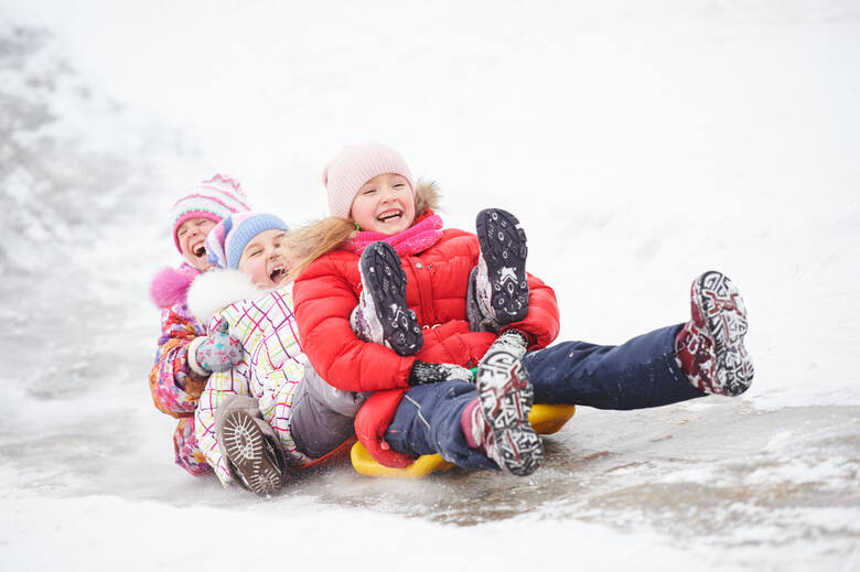 Podczas ferii zimowych w domu dzieci nie muszą się nudzić. Istnieje wiele możliwości, aby wypełnić ich wolny czas.