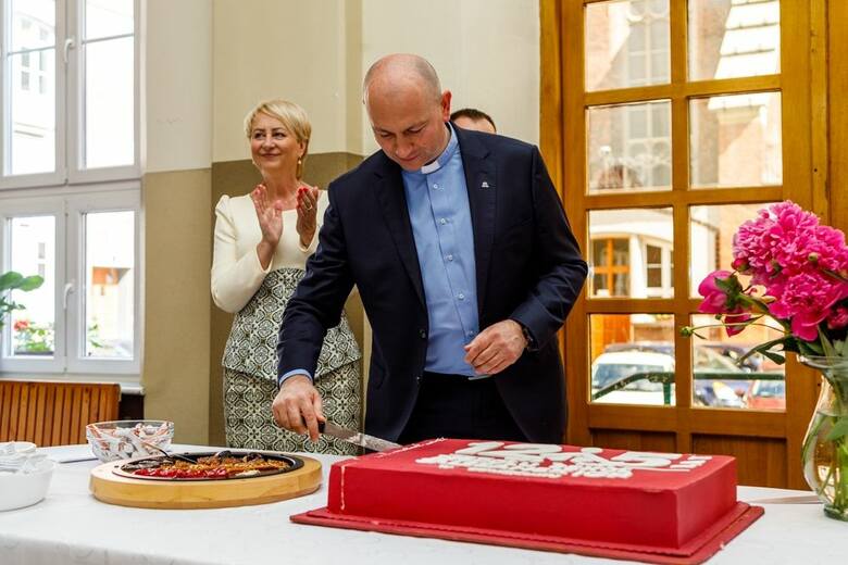 Główne uroczystości 125-lecia Szkoły Salezjańskiej w Oświęcimiu. Był oczywiście tort jubileuszowy