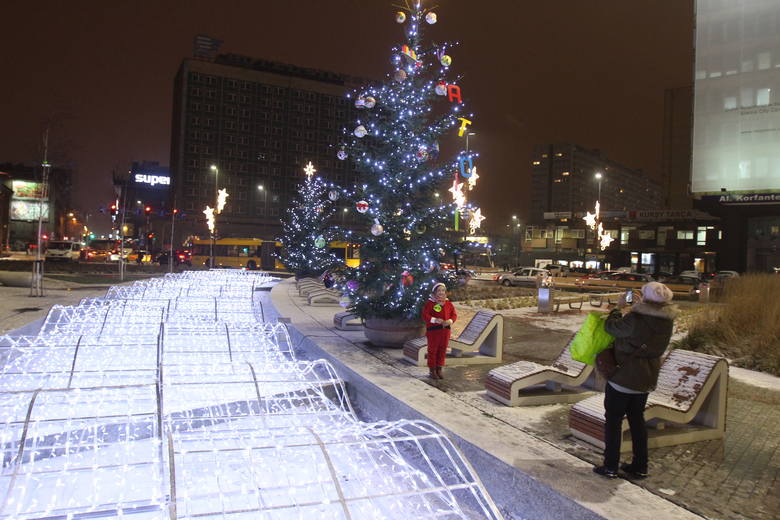 Sztuczna Rawa też jako świąteczna dekoracja w Katowicach występuje po raz pierwszy. Fale imitują migocące srebrzyste światełka. Od pierwszego dnia, kiedy ją włączono, czyli od 6 grudnia 2016, stała się popularnym tłem do zimowych selfie. Oświetlone są dwie części fontanny, i ta bliżej muzeum, i...