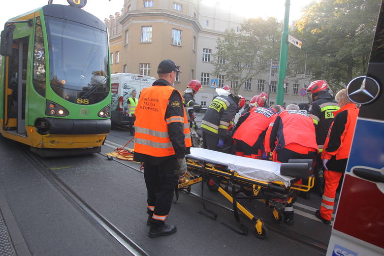 W środę około godziny 9.23 doszło do kolizji auta osobowego i tramwaju linii numer 6. Kierująca autem kobieta została zabrana do szpitala.<br /> <strong>Przejdź do kolejnego zdjęcia ---></strong><br /> 
