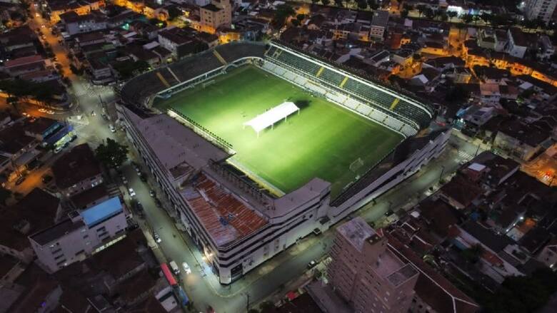 Stadion rodzimego klubu Pelego – Santosu FC z lotu ptaka z przygotowanym już baldachimem na środku boiska
