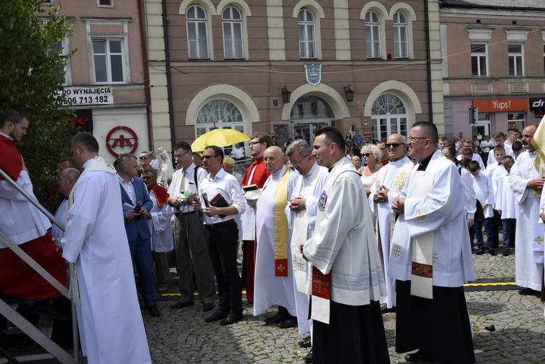 Procesje Bożego Ciała, zorganizowane przez parafie w centrum Skierniewic, połączyły się w Runku. Przed zbudowanym tam ołtarzem odbyła się wspólna dla wszystkich uczestników procesji msza święta.
