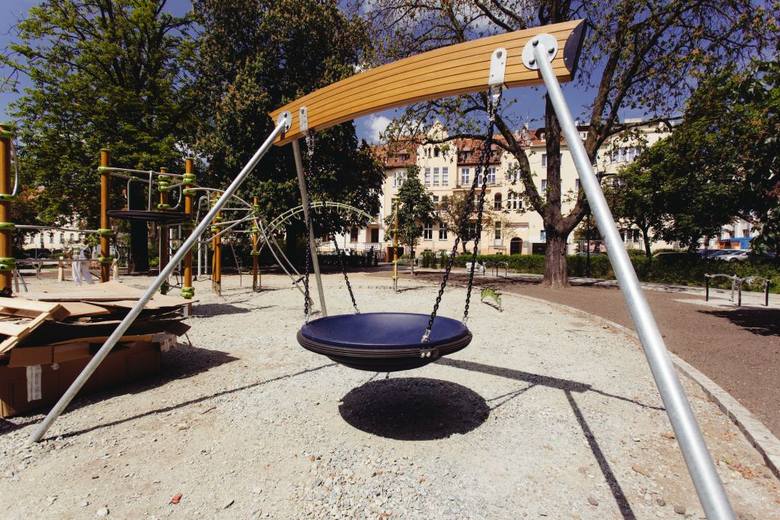 Lipiec 2015 - w parku pojawiają elementy nowego placu zabaw dla dzieci