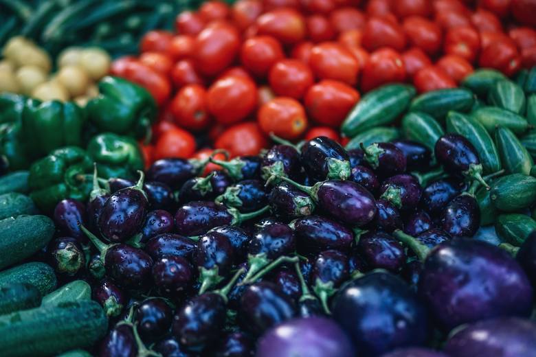 W diecie frutariańskiej często dopuszcza się jedzenie warzyw, które pod względem botanicznym są owocami, takich jak bakłażan, papryka, pomidor czy o