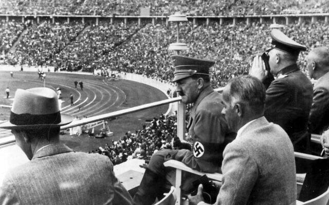 Adolf Hitler oglądający zawody lekkoatletyczne na Stadionie Olimpijskim w Berlinie podczas igrzysk 1936