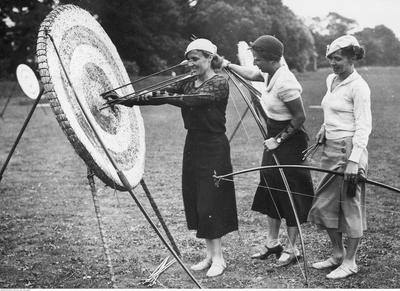 Janina Kurkowska-Spychajowa przy tarczy po zdobyciu mistrzostwa świata w Londynie w 1933 roku
