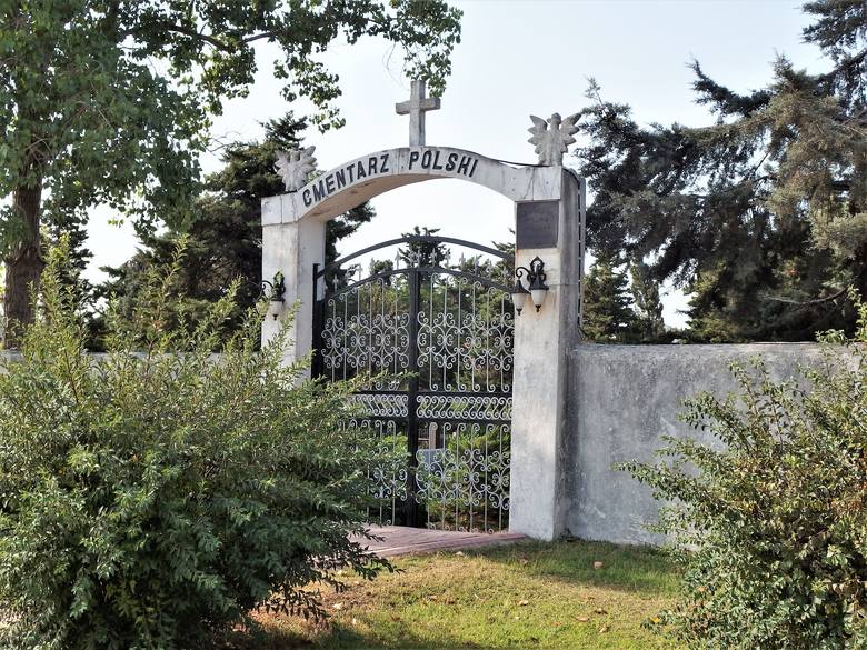 Brama cmentarza w Anzali