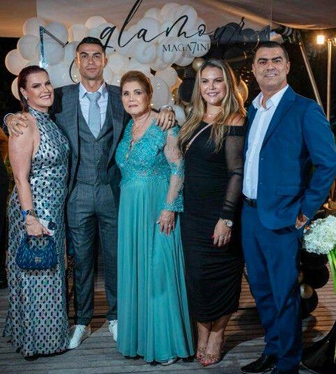 Cristiano Ronaldo z siostrami, matką i szwagrem żegnał 2023 i witał 2024 rok na rodzinnej Maderze
