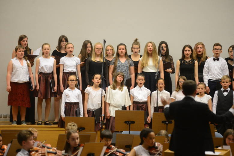 Koncert z okazji 57. rocznicy Wydarzeń Zielonogórskich. Młodzi muzycy i śpiewacy z Państwowej Szkoły Muzycznej I i II stopnia w Zielonej Górze pokazali się wyłącznie w utworach polskich kompozytorów.