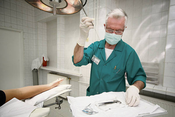 Dr Antoni Rapiejko, dyżurny chirurg pogotowia, udzielił wczoraj pomocy pacjentce pokąsanej przez żółwia. 