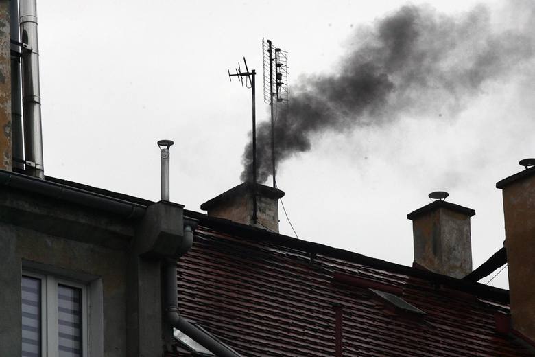 WIOŚ sprawdza, czy gminy realizowały swoje obowiązki mające poprawić jakość powietrza. Mogą zapłacić kary do 500 tys. zł