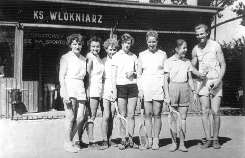 Spotkanie tenisowe KS Włókniarz - KS Chełmek, lata 50 XX wieku. Dotychczas rozpoznano: Marię Starkiewiczową (pierwsza z lewej), Teresę Niziołek (trzecia
