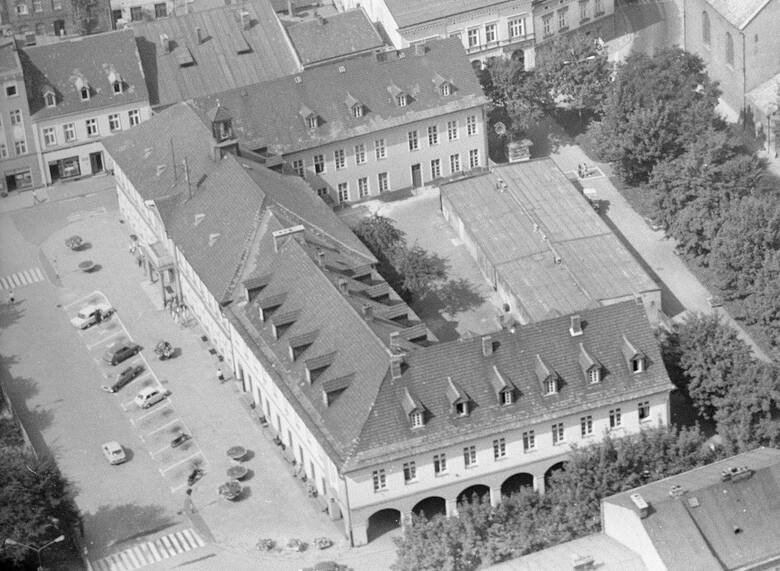 Widok na fragment Rynku w Oświęcimiu pałacem Ślebarskich