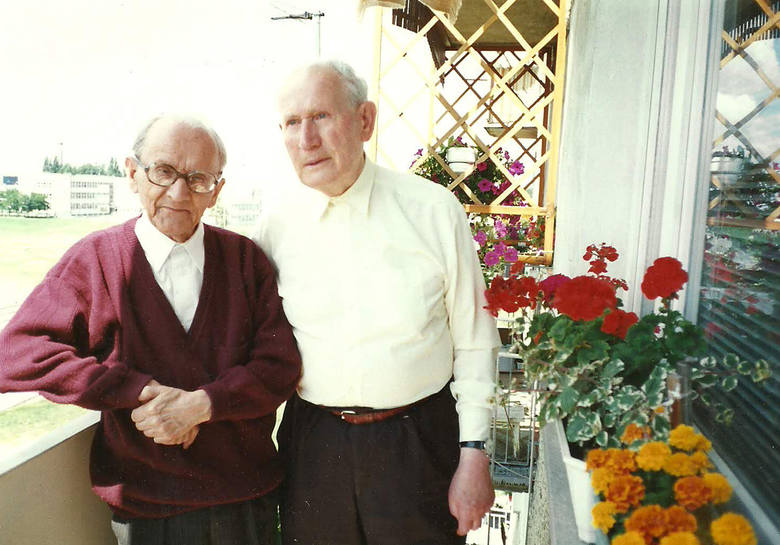 Kazimierz Bernaczek ze swoim kolegą z gimnazjum w Turce Augustynem Dutkiewiczem, rok 1999.