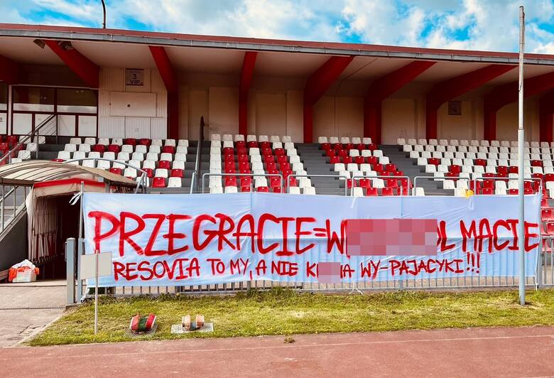 Fortuna 1 Liga. Wulgarny transparent na stadionie Resovii adresowany do piłkarzy!