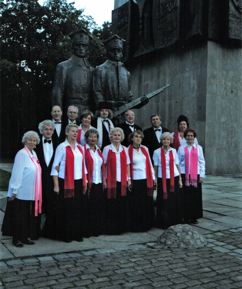 Od 28 lat na poznańskim Dworcu Letnim odbywa się powitanie I.J. Paderewskiego, którego organizatorem jest Ryszard Łuczak (w środku)