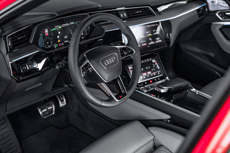 Prezentacja odświeżonego Audi Q8 e-tron była świetną okazją do tego, aby na własnej skórze doświadczyć elektromobilności w dalekiej trasie. Fakt, to