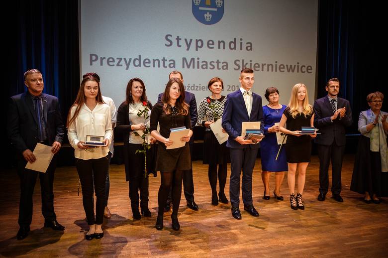 Stypendia prezydenta Skierniewic dla najlepszych uczniów [ZDJĘCIA]