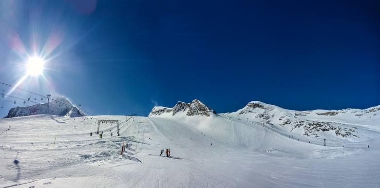 AustriaJeszcze na początku listopada w Austrii można było szusować na tamtejszych lodowcach. Warunki śniegowe były zresztą wyśmienite. Niestety rząd