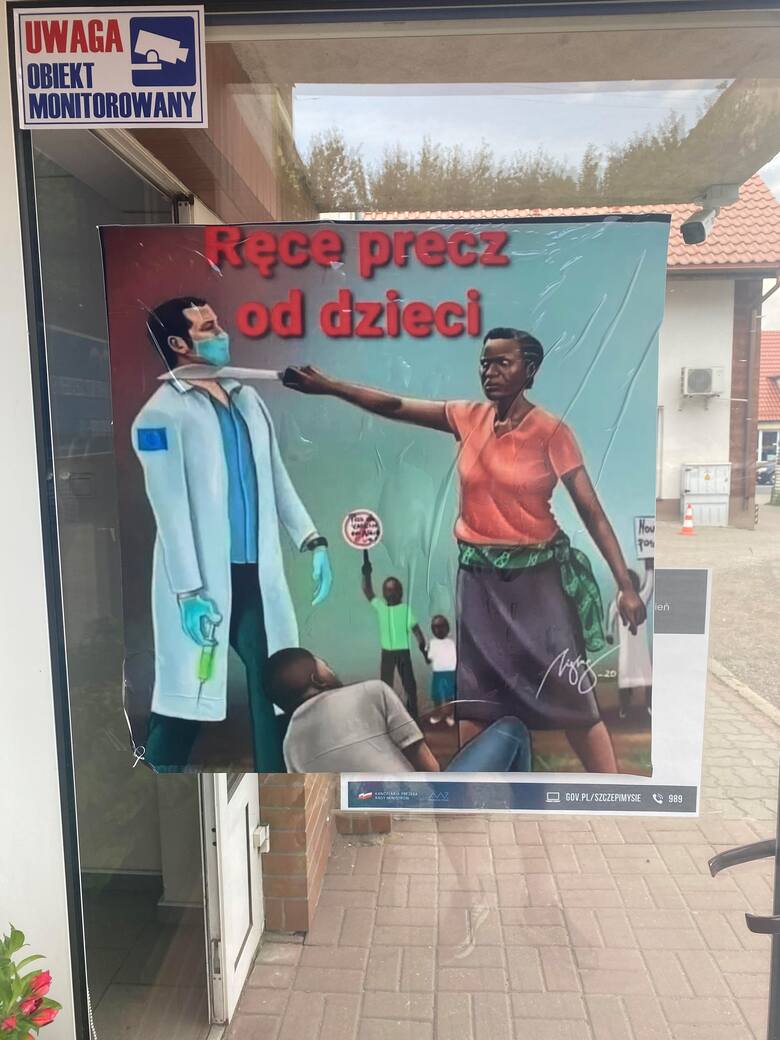 Ten plakat został nocą naklejony na drzwi punktu szczepień w Szubinie.