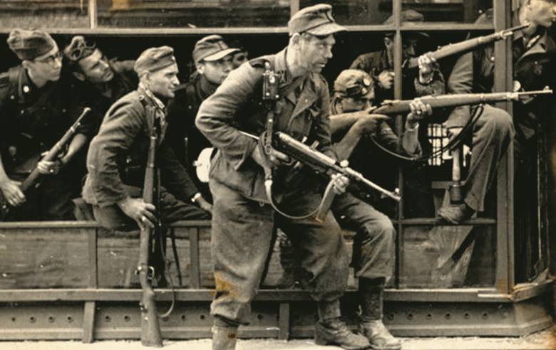 Żołnierze Brygady Szturmowej Oskara Dirlewangera wyruszają do boju z powstańcami warszawskimi