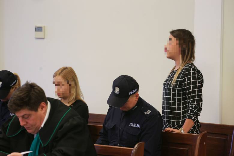 Dominika S. (na zdj. z lewej) od ponad roku przebywa w tymczasowym areszcie. Druga skazana - Karolina F. - usłyszała wyrok w zawieszeniu. Na procesie apelacyjnym żadna się nie stawiła