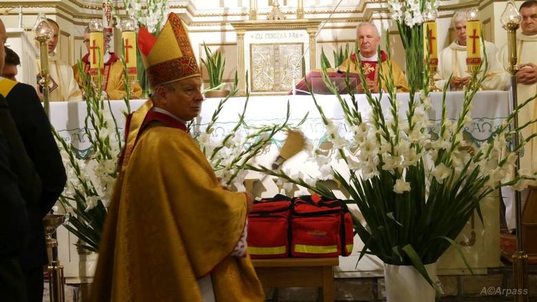 W trakcie mszy biskup poświęcił torby medyczne, a także pobłogosławił członków Szkolnej Grupy Medycznej z I LO w Kozienicach, by mogli bez przeszkód