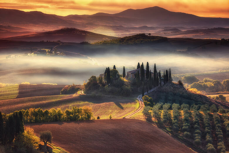Krajobraz z wiejskimi wzgórzami Toskanii