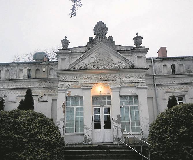 Dwór w Krzywosądzy (tu jego frontowa fasada) reprezentuje styl późnoklasycystyczny. Otacza go piękny, dobrze utrzymany park.