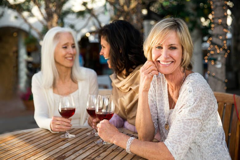 Kobiety piją wino przy stoliku