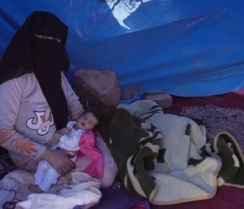 Khadija z córką w namiocie.